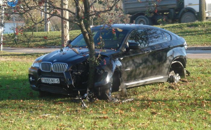 Мойщик-автоугонщик разбил BMW X6 клиента (7 фото)
