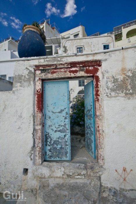Брошенный отель в Греции (25 фото)