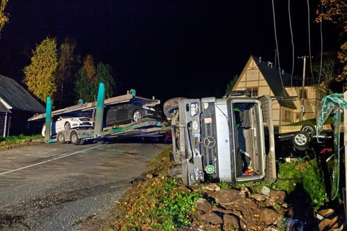 Автовоз с новыми мерседесами перевернулся в Эстонии (12 фото)