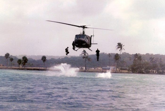 Прыжки в воду с летящего вертолета (27 фото)