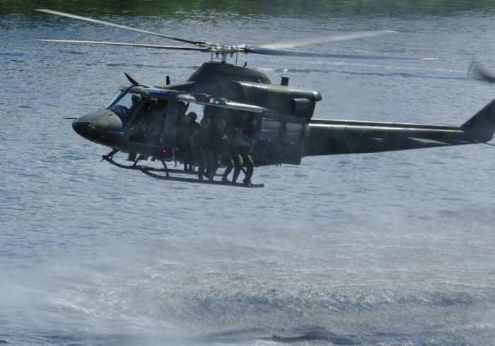 Прыжки в воду с летящего вертолета (27 фото)