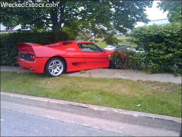 Сотрудника FBI оправдали за разбитую им Ferrari F50 (5 фото)