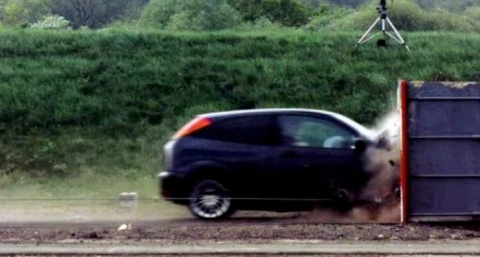 Убийственный краш-тест Ford Focus на скорости 193 км/ч (5 фото+гифка+видео)