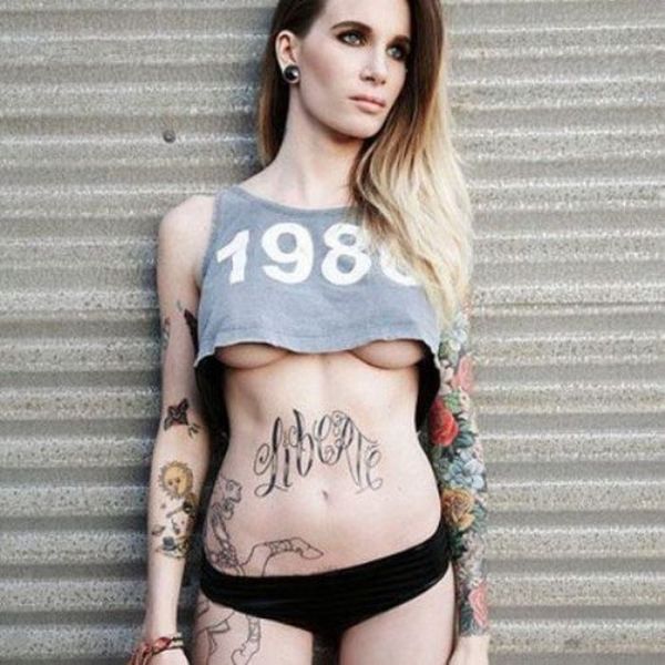 Потрясающие татуировками на стройных девушках (49 фото)