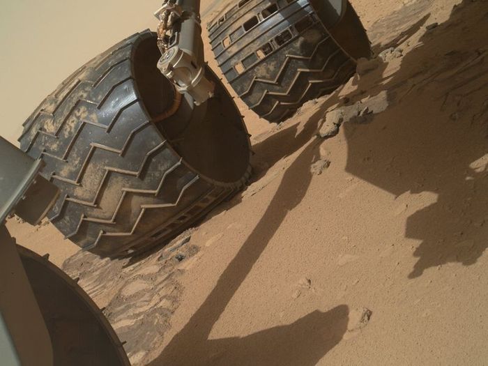 Curiosity приступил к исследованию грунта Марса (15 фото)