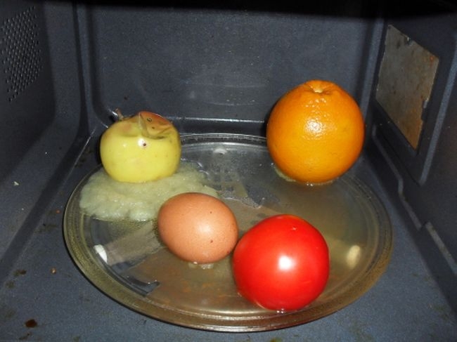 Далее по следам яблока пошли по швам помидор и апельсин. В то время, как яйцо не проявляло признаков повреждения.
