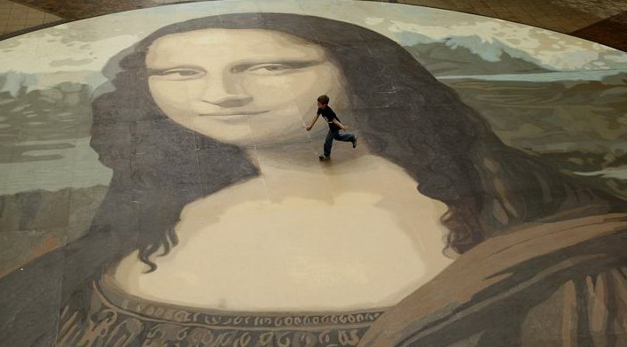 28 октября 2009. Wrexham, город в северном Уэльсе, Великобритания. Гигантская версия шедевра Леонардо Да Винчи, почти 60 футов в размере, в 50 раз больше чем оригинал, создана в попытке занести в Книгу рекордов самую большую копию Моны Лизы.