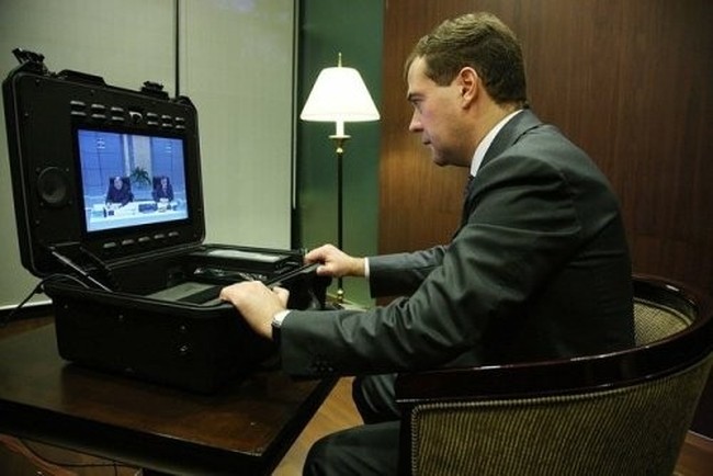 Президентский ноутбук, маде ин Раша (12 фото)