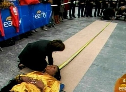 Эша Мандела (Asha Mandela) побила собственный рекорд самых длинных дредов - 21 метр.