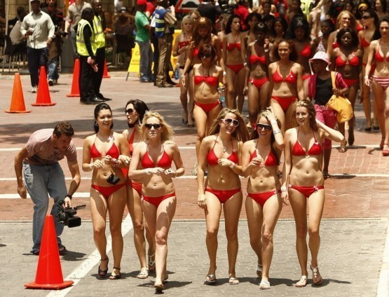 Ну и напоследок, уже известные рунету, участницы в Йоханесбурге пытались побить рекорд самого большого парада в бикини.