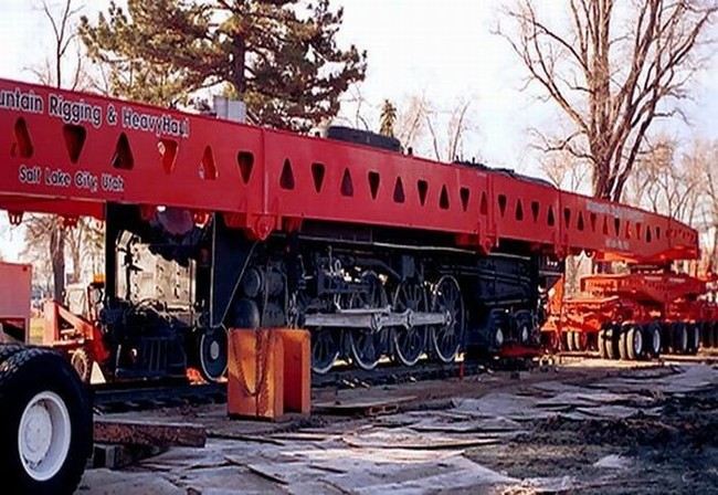 Как же перевозят локомотивы без рельсов? (5 фото)