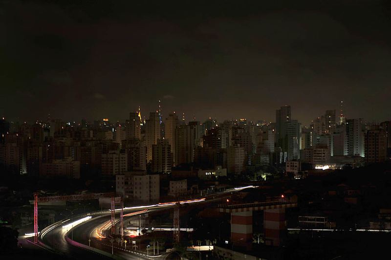 Жилые дома в Сан-Паулу, Бразилия, в темноте во время массового отключения электричества, из-за которого десятки миллионов людей оказались в темноте.