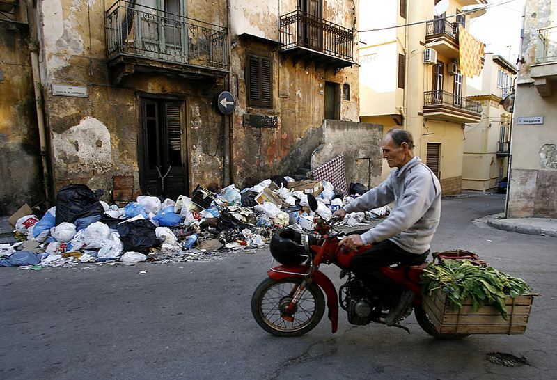 Груды мусора свалены на улицах поселка Виллабате вблизи Палермо. Домашний персонал сваливает его прямо на улицы. Большая часть острова Сицилия страдает от избытка мусора из-за забастовки мусорщиков.