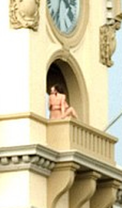 Австралийский студентик пялит австралийскую студенточку на балкончике под известной Сиднейской часовой башенкой.