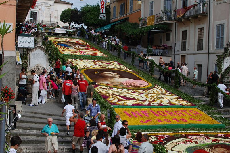2. Генсано (Genzano) — город в Италии, в 25 км от Рима. Здесь, в последний день недели "Тела Христова" (в середине июня) проходит праздник цветов.