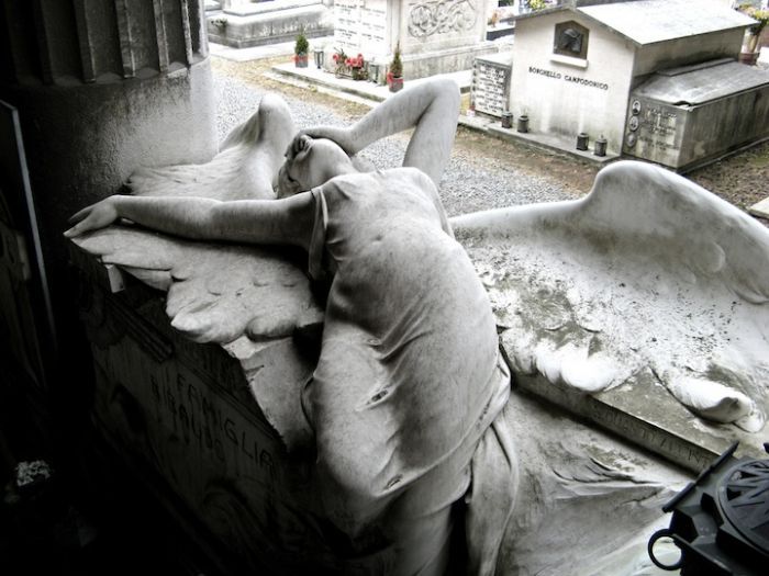 Оригинальные скульптуры на кладбищах (20 фото)