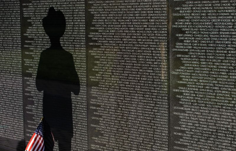 Тень ветерана Вьетнамской войны Бада Мура на мемориальной стене с именами военнослужащих, погибших во Вьетнаме. br Снимок сделан 11 ноября в Вашингтоне. Мур служил во Вьетнами в 1968 – 1969 годах. 