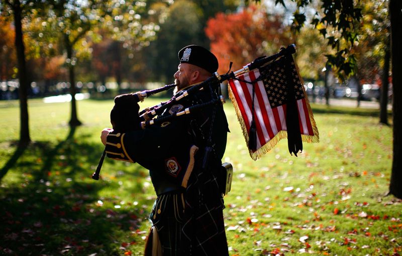 Волынщик на церемонии в Вашингтоне в память о ветеранах. 