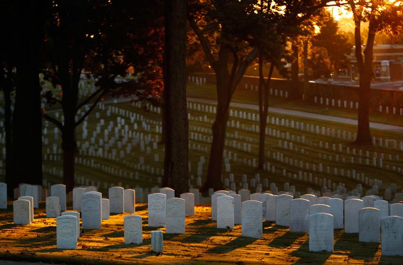 Восход над могилами Национального военного кладбища в Мариетте, штат Джорджия.