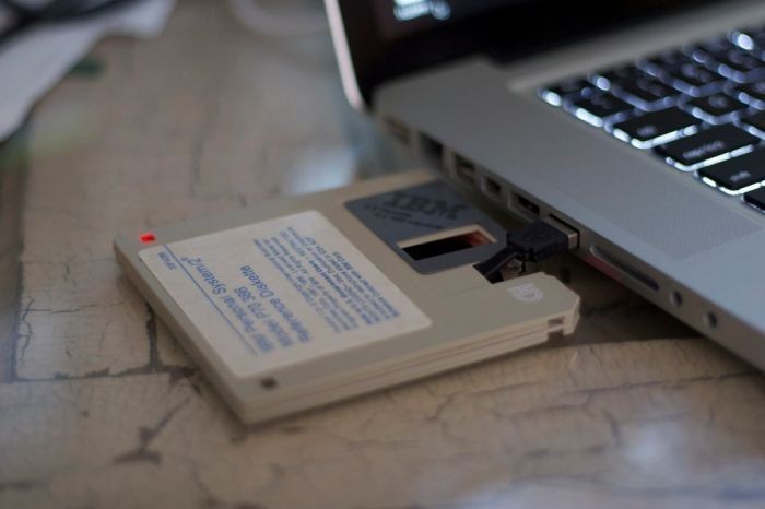 USB-накопитель в виде дискеты (7 фото)