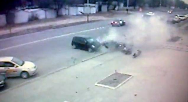 Жестокое столкновение в центре города (видео)