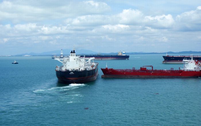 В Сингапуре два танкера разошлись буквально в сантиметрах (4 фото)