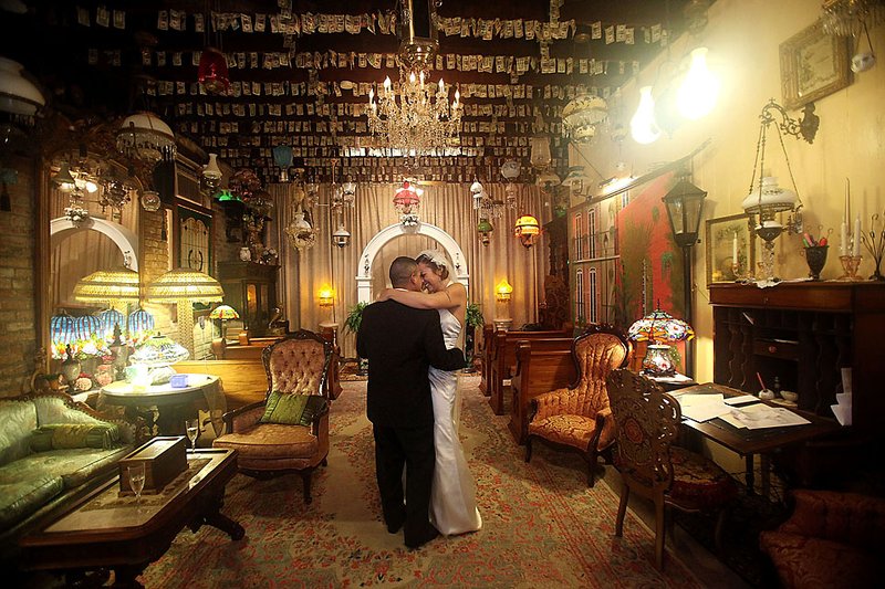Лейтенант армии США Роберт Бехарано и его невеста, Дженнифер Линн Рудер, целуются после церемонии бракосочетания в часовне Французского квартала в Новом Орлеане. В часовне можно пожениться 24 часа в сутки