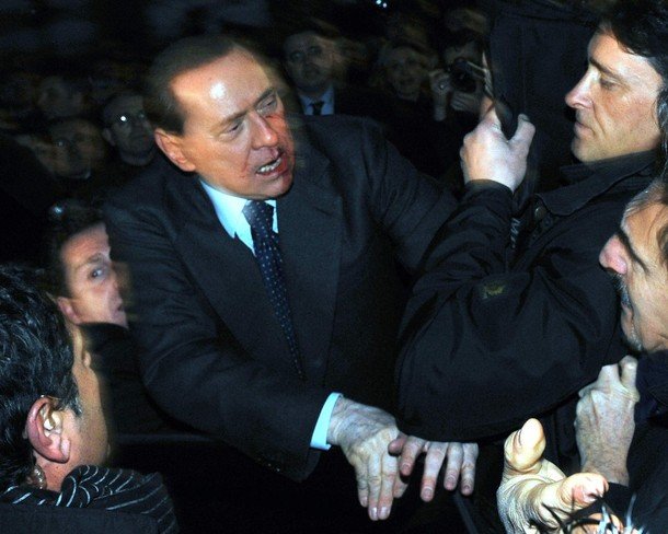 Сильвио Берлускони получил по лицу (6 фото+видео)