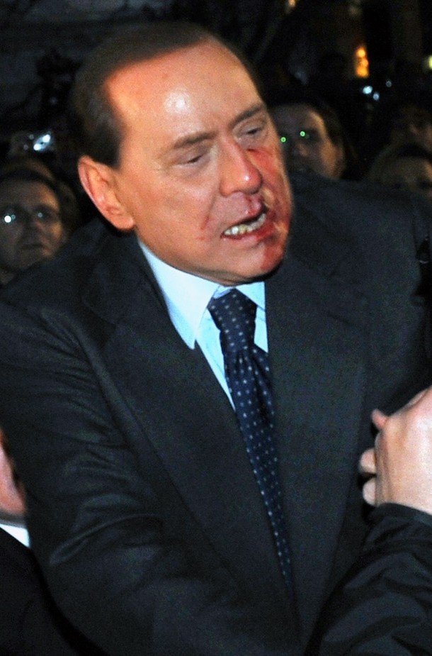Сильвио Берлускони получил по лицу (6 фото+видео)