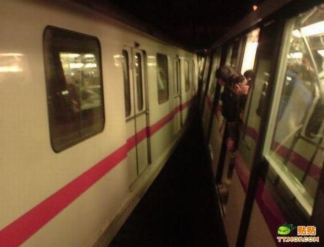 Поезда столкнулись в шанхайском метро (17 фото)