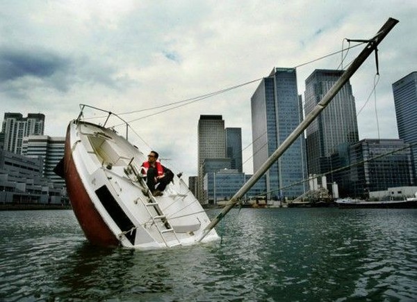 Французский дизайнер проплыл вокруг света на тонущей лодке (6 фото)