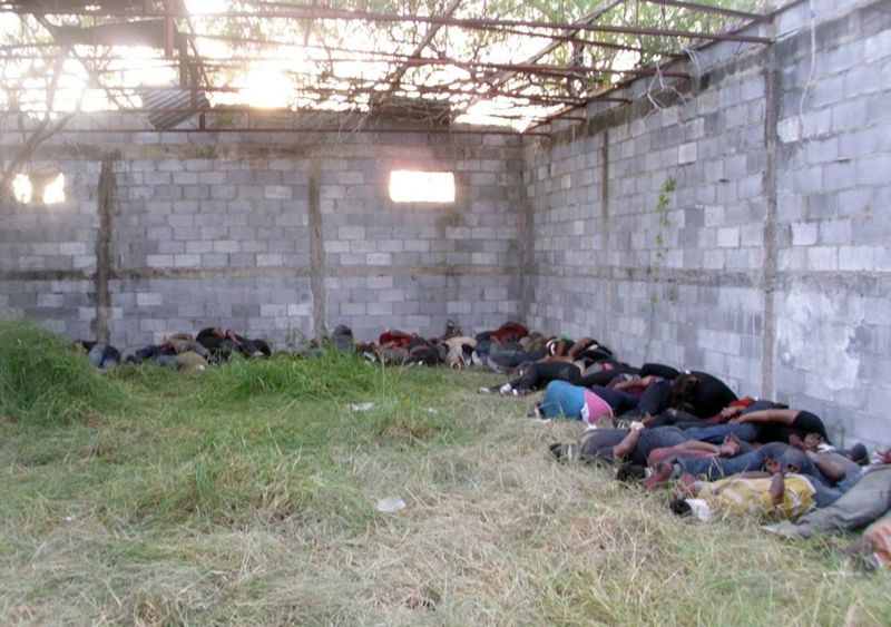 21. Связанные тела 72 рабочих-мигрантов на ранчо в Сан-Фернандо, штат Тамаулипас. Морпехи обнаружили тела после нескольких перестрелок с наркоторговцами. (Tamaulipas' State Attorney General's Office via Reuters)