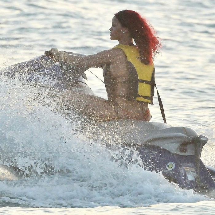 Rihanna отдыхает на пляже (6 фото)