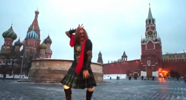 Джигурда в юбке танцует на красной площади 