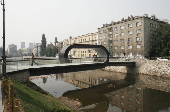 Пешеходный мост в Сараево (4 фото)