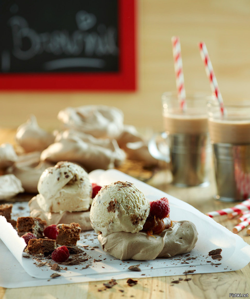сон угощать мороженым. приснилось мороженое. мороженое в бумаге. мальчик с мороженым. мороженое угостись.