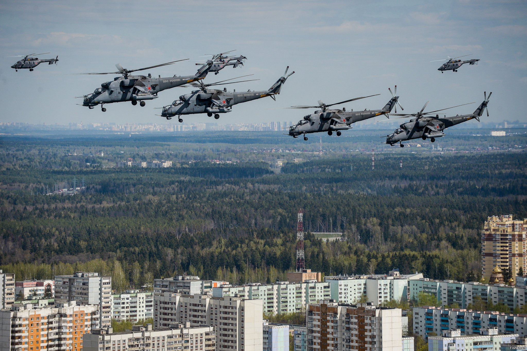 Вертолеты над. Военные вертолеты над городом. Военные самолеты над Москвой. Военные вертолеты над Москвой. Самолет над Москвой.