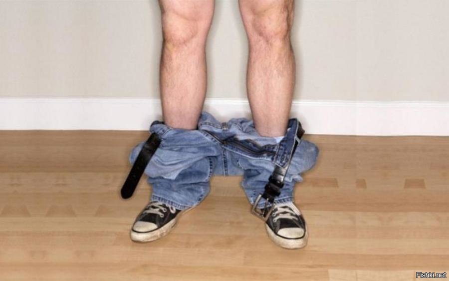 мужчина снимает штаны. мужчина расстегивает ремень. в метро без штанов. мальчик описался в штаны. мужчина расстегивает джинсы.