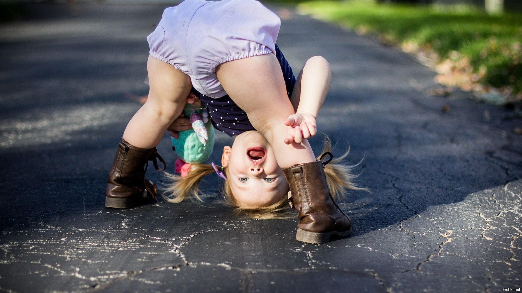 Удачно нагнулась. Девушка наклонилась вперед. Маленькие девчонки наклонились. Девушка наклонилась к ребенку. Небольшая девочка наклонилась