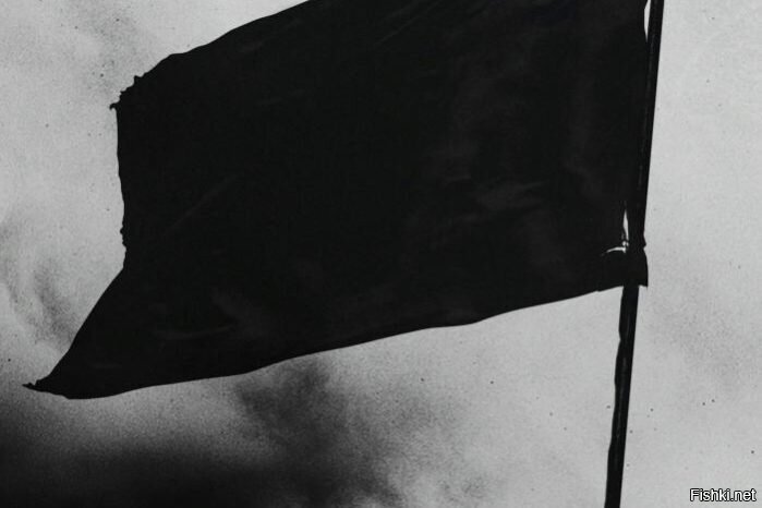 черное знамя. флаг висит. развивающийся пиратский флаг. черный флаг это. знамя на ветру.