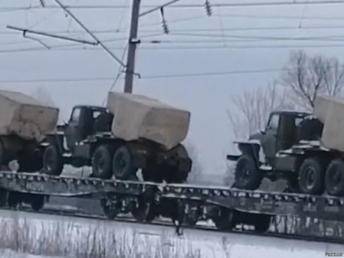 Колонна военной техники движущейся по трассе