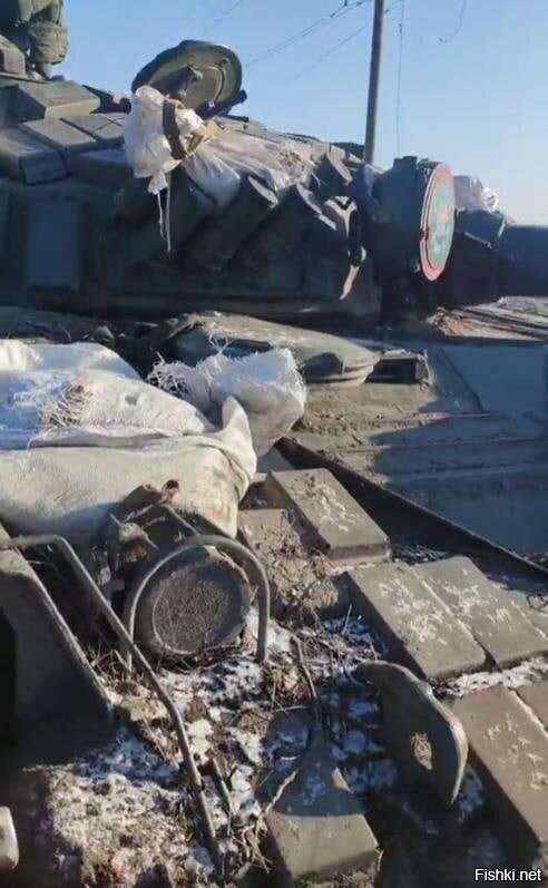 Военная операция демилитаризация. Экипаж взорванного танка т72. Попадание в танк на Украине. Попадание ракеты в танк Украина.