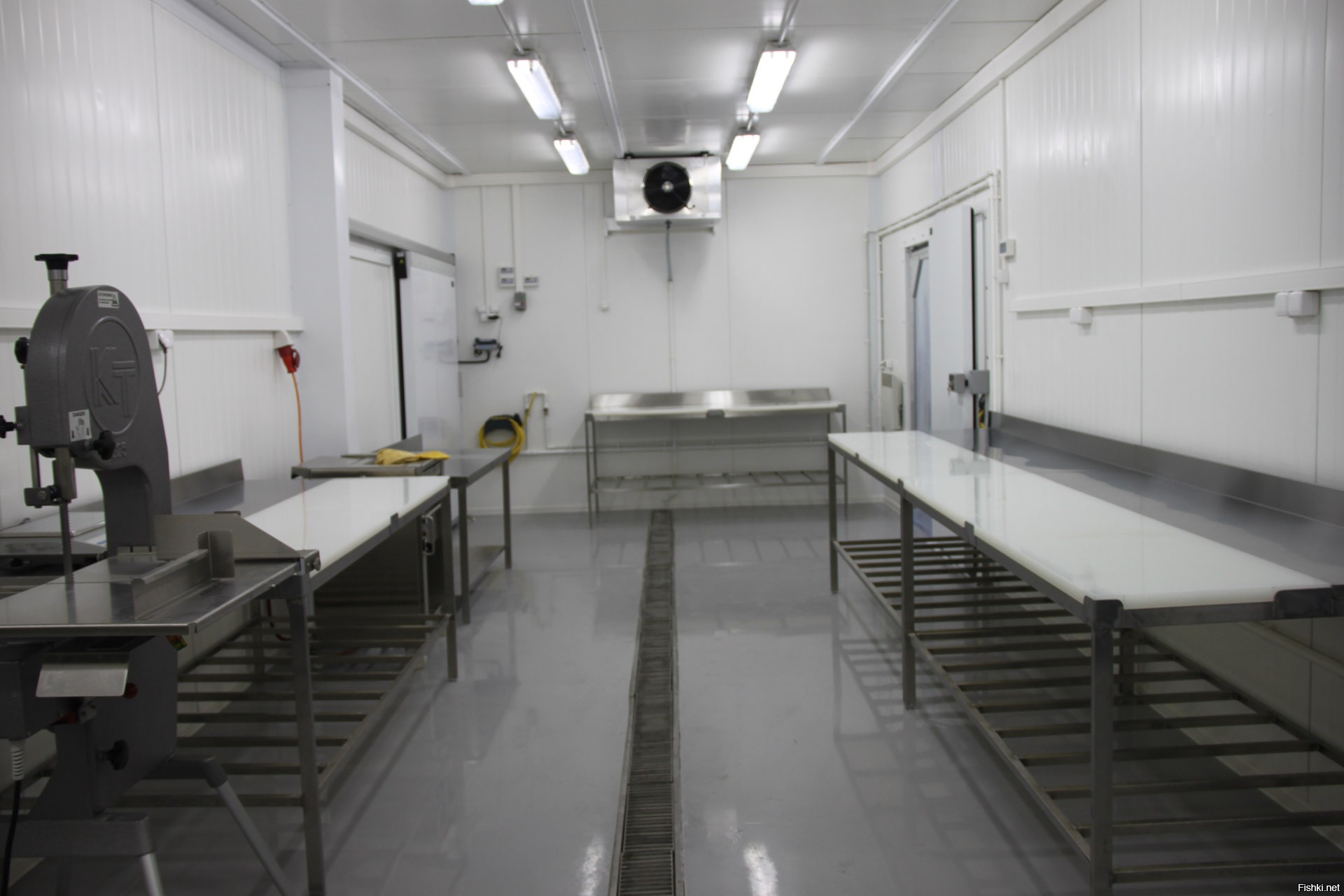 мясной заготовочный цех. оборудование цеха. заготовочный цех в кафе. помещение для производства полуфабрикатов. мясной цех цех.