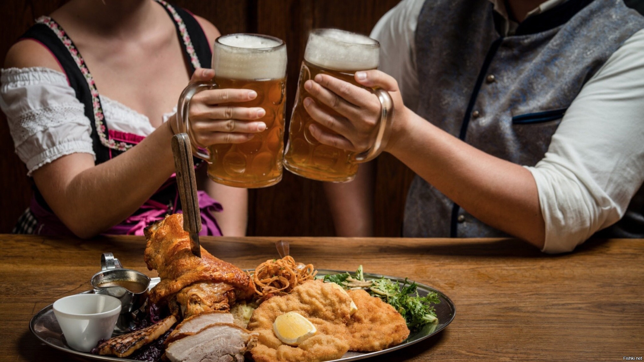 Пивные закуски. Пивной стол закуски. Пиво. Стоит на жестяной банке. Пивная металлическая банка.