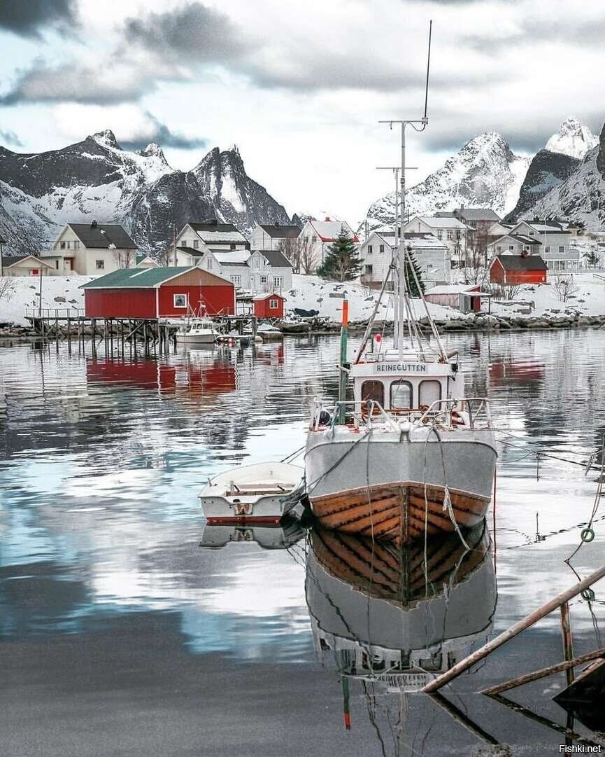 Флаги стран норвегия. Норвегия апрель. Аурландфьорд смотровая. Согнефьорд норвегия весна. Королевство норвегия флаг.